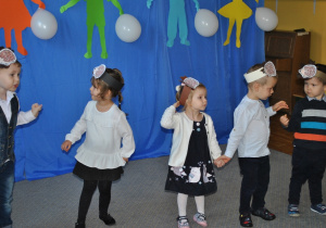 Dzieci ustawiają się do tańca. Ujęcie 1